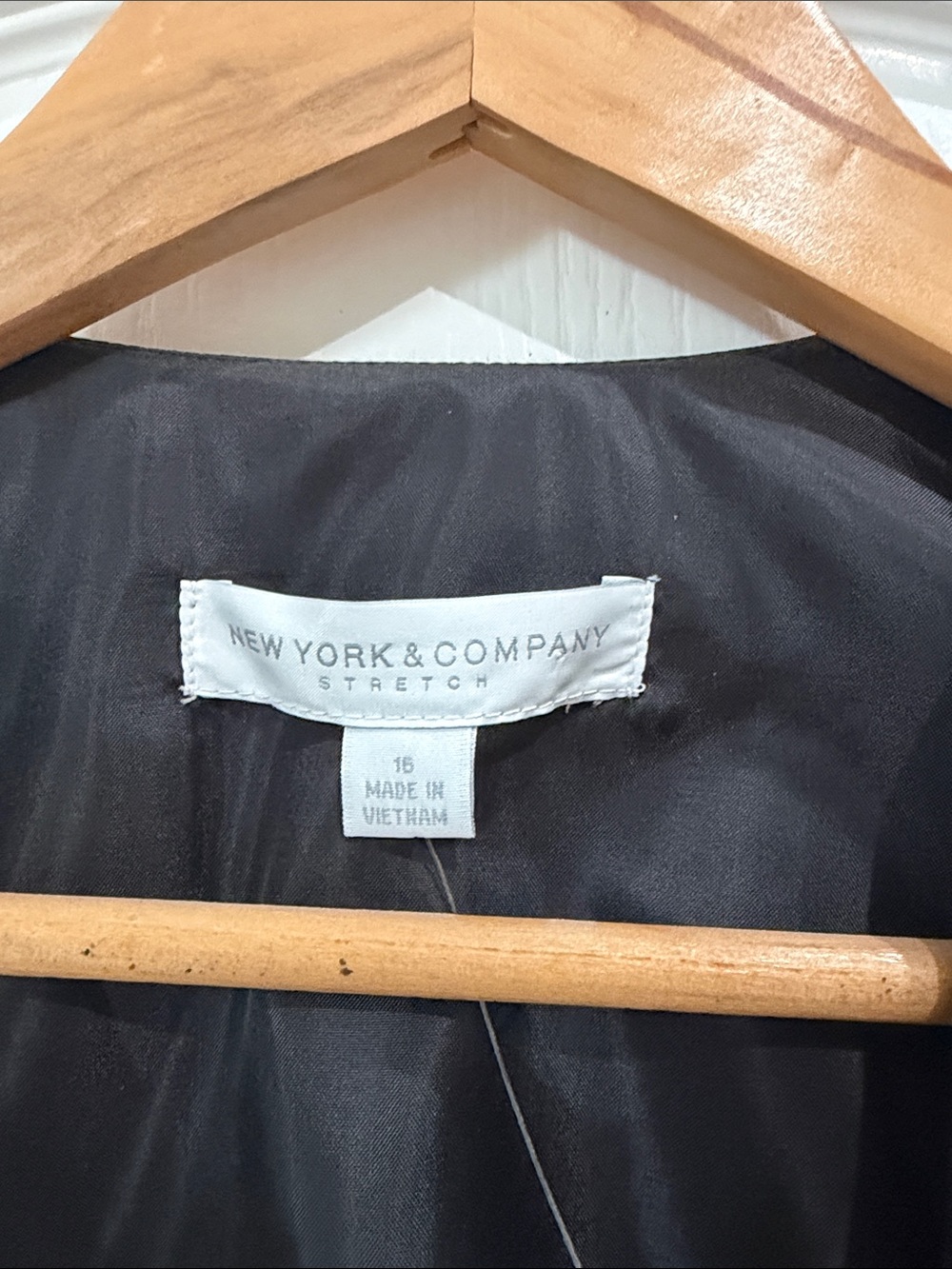 New York and Company size 16  Women's Tailored black Vest with Buttons NWT - Picture 2 of 5